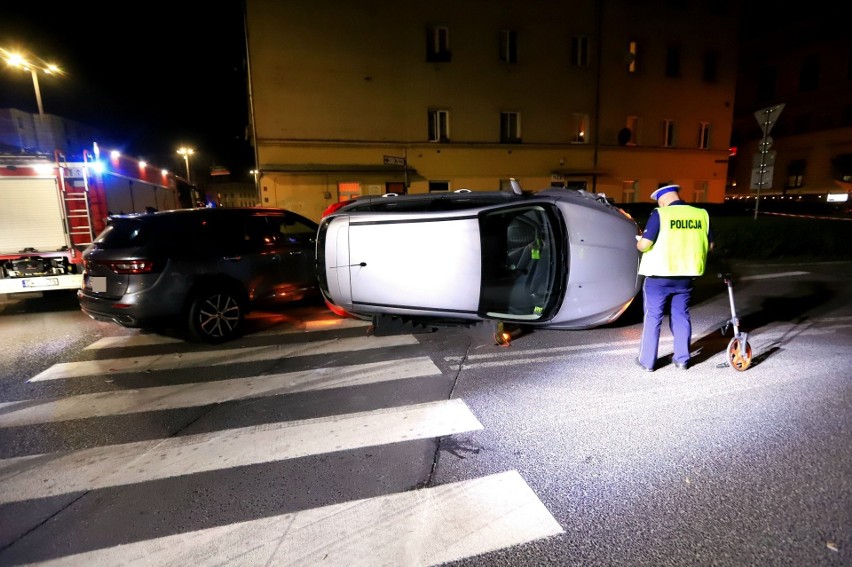 Groźny wypadek w ścisłym centrum Wrocławia. Jedno z aut, po...