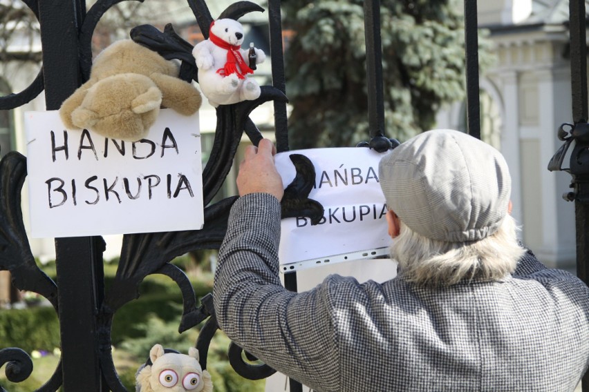 Protest przed lubelską kurią przeciwko pedofilii w Kościele. Na bramie zawisły pluszaki [ZDJĘCIA]