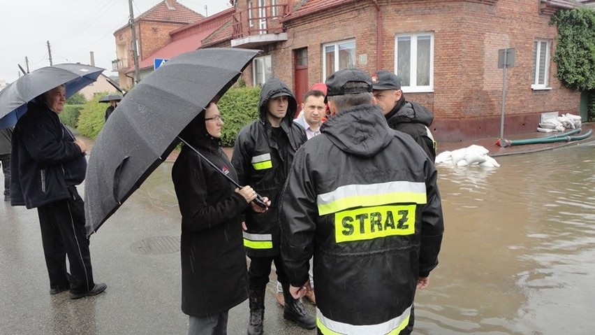 Po ulewnych deszczach w Kazimierzy Wielkiej. Sytuacja opanowana, woda powoli opada (DUŻO ZDJĘĆ)
