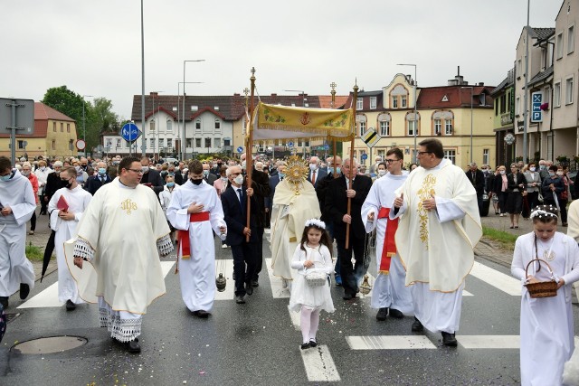 Dzisiaj (czwartek) obchodzimy uroczystość Bożego Ciała. Święto zostało ustanowione na pamiątkę Najświętszego Ciała i Krwi Pańskiej. Wierni z parafii pod wezwaniem Najświętszej Marii Panny Wspomożenia Wiernych w Miastku przeszli ulicami miasta, zatrzymując się przy czterech ołtarzach. Osobno relacjonujemy procesję z parafii Miłosierdzia Bożego w Miastku.