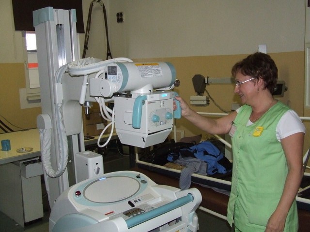 Renata Wysińska, technik elektroradiolog przy nowym, przewoźnym rentgenie