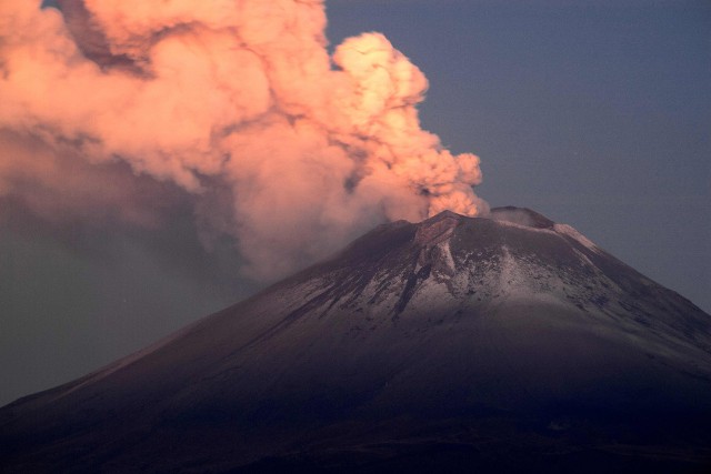Mieszkańcy Meksyku z niepokojem obserwują zachwanie wulkanu Popocatépetl.