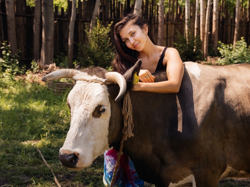 Bilguun Ariunbaatar ma piękną partnerkę! Kamila Rolak będzie walczyć o zwycięstwo na „Farmie”!
