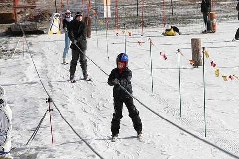 W Niestachowie z przedszkola narciarskiegop korzystają dzieci i drorośli.