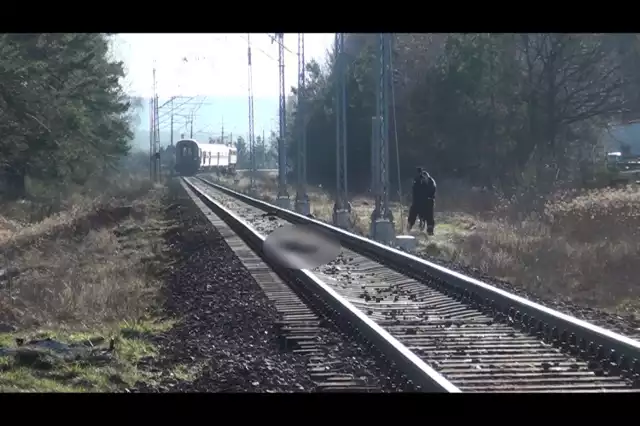 W Mostach mężczyzna rzucił się pod pociąg