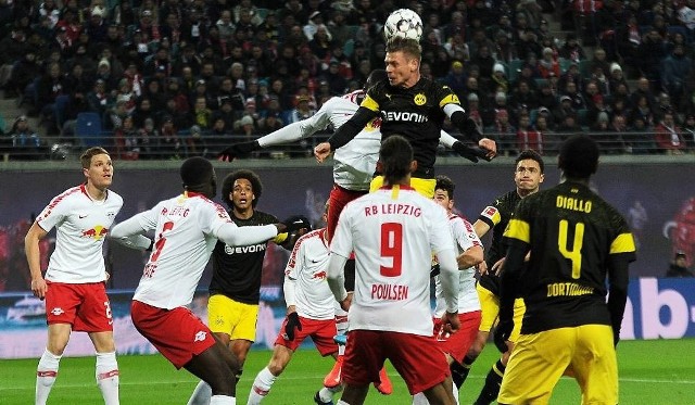 Na zdjęciu: Łukasz Piszczek (główkuje). Mecz Borussia Dortmund - Hannover 96 odbył się w ramach 19. kolejki Bundesligi. Borussia rozbiła rywala aż 5:1 [wynik meczu, relacja]