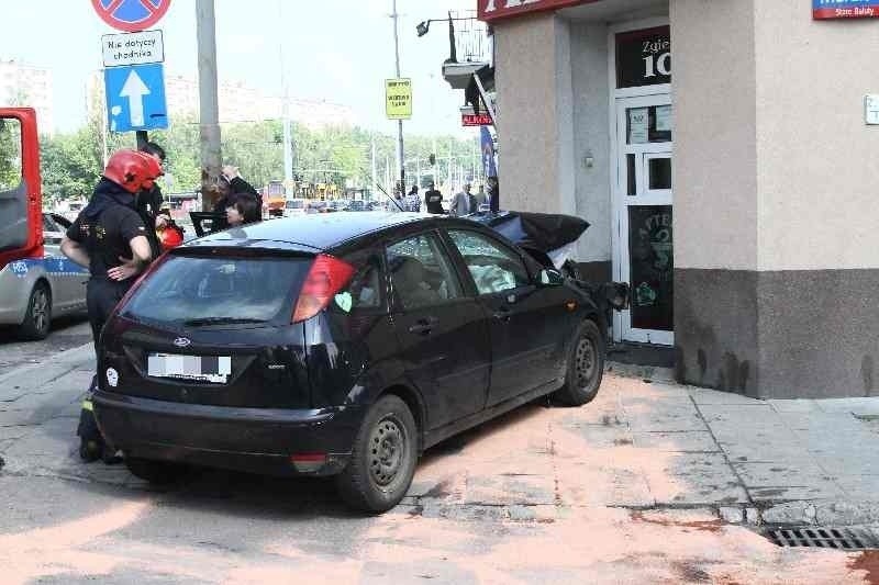 Wypadek na ul. Zgierskiej. Samochód uderzył w aptekę, sprawca zbiegł