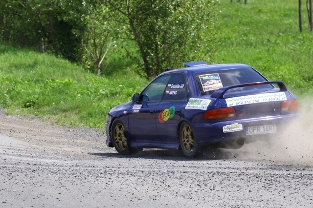 Na trasie rajdu Subaru Impreza, prowadzone przez Dawida Żaka z Automobilklub Opolskiego.