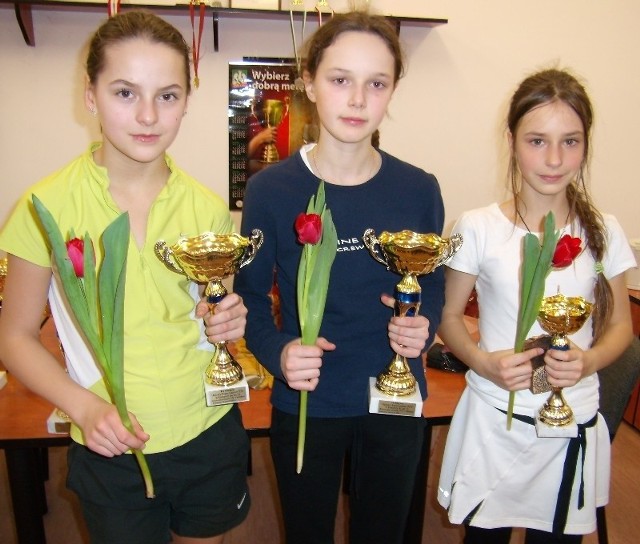 Tenisistki Returnu (od lewej) Aleksandra Buczyńska, Maria Grzeszczyk i Patrycja Polańska - są w czołówce krajowej w swojej kategorii.