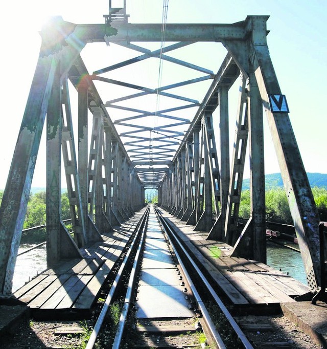 Most kolejowy na Dunajcu w Nowym Sączu ma 318 m długości i absolutnie nie nadaje się do poruszania się po nim osób pieszych