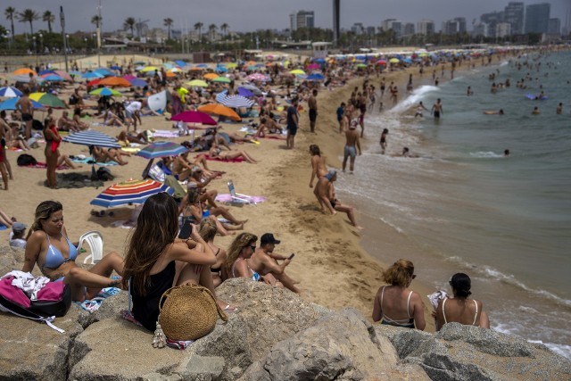 Nie wolno rezerwować miejsc na plażach ustawiając na nich od rana parasole pod nieobecność turystów; grozi za to mandat od 300 do 750 euro