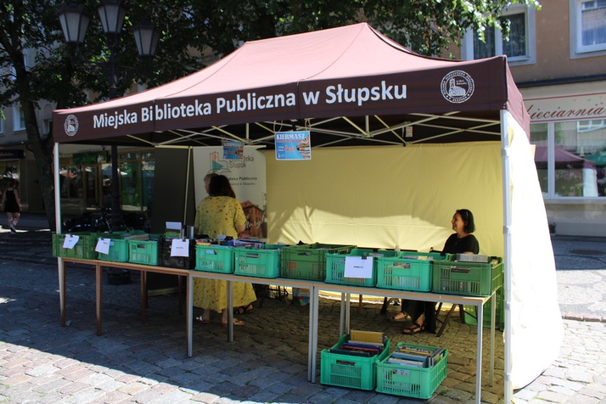 Na stoisku Miejskiej Biblioteki Publicznej w Słupsku można...