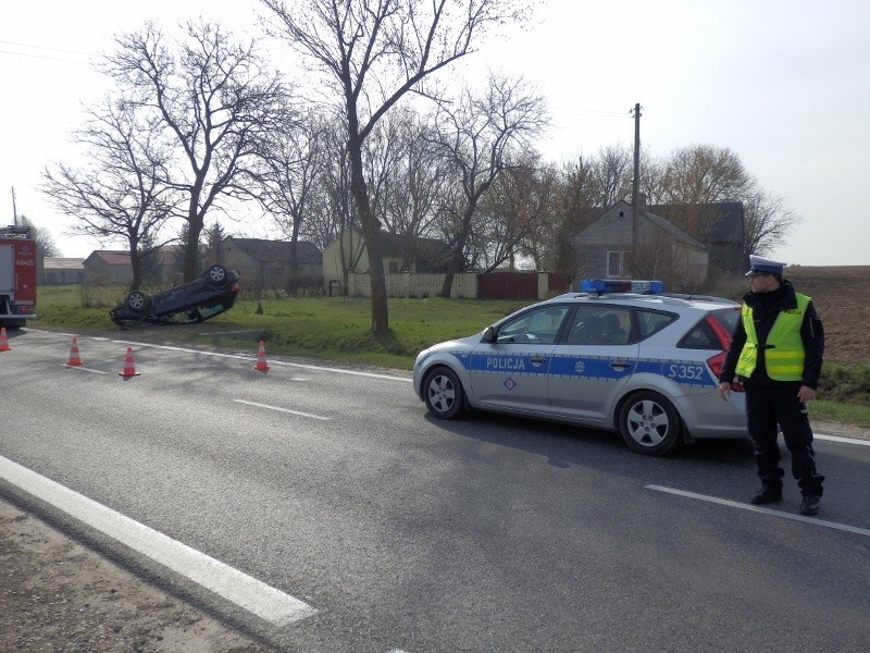 Wypadek w Balbinowie. Peugeot dachował 