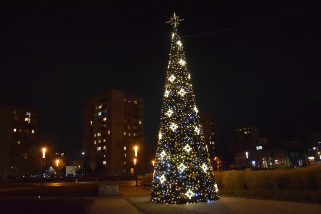 Na placu Jana Pawła II w Zawierciu stanęła już choinka. Powoli na ulicach miasta pojawiają się także następne świąteczne iluminacje