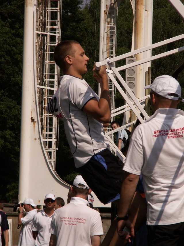 Na stadionie poznańskiej Olimpii trwa egzamin do Szkoły Aspirantów PSP