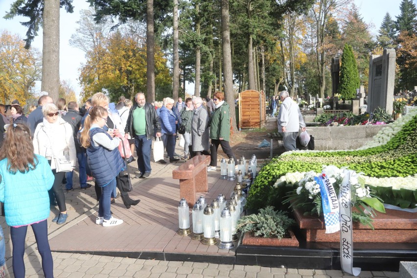 Grób Heleny Skrzydlewskiej na cmentarzu Zarzew. Zobacz jak został udekorowany na Wszystkich Świętych