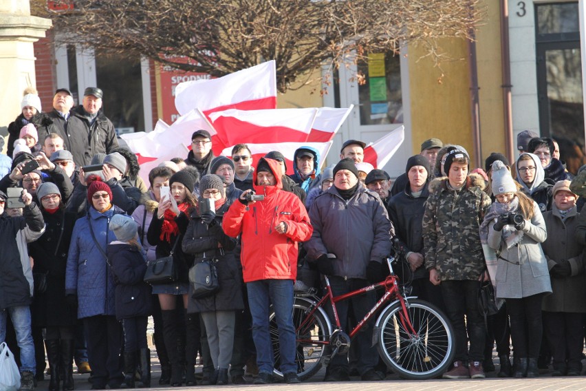 Na Placu Bartosza Głowackiego w Tarnobrzegu  „Terytorialsi” wypowiedzieli rotę przysięgi wojskowej. Było bardzo uroczyście (duzo zdjęć)