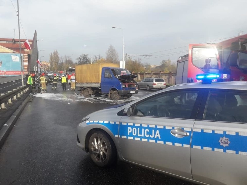 Ogromny korek utworzył się po zderzeniu czterech samochodów