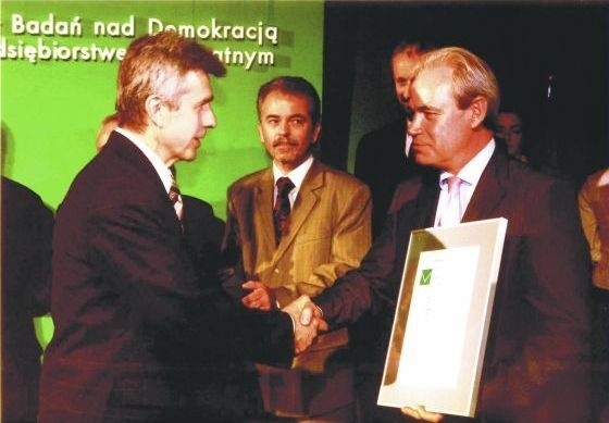 Antoni Pełkowski, burmistrz Wasilkowa odbiera z rąk wiceministra gospodarki Adama Szejnfelda statuetkę &#8220;Gmina Fair Play 2008&#8221;.  Niebawem burmistrz odbierze kolejną, tym razem za ten rok, nagrodę.
