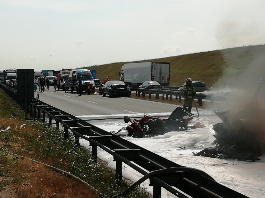 Wypadek na A4. Autostrada zablokowana. Laweta stanęła w ogniu