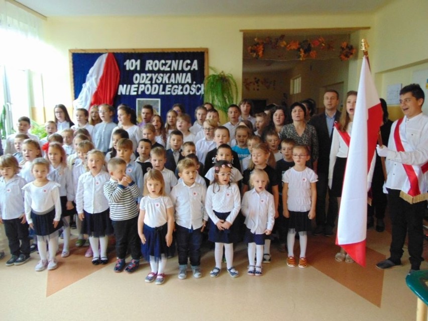 Przedszkolaki i uczniowie ze Szkoły Podstawowej w Młodzawach...
