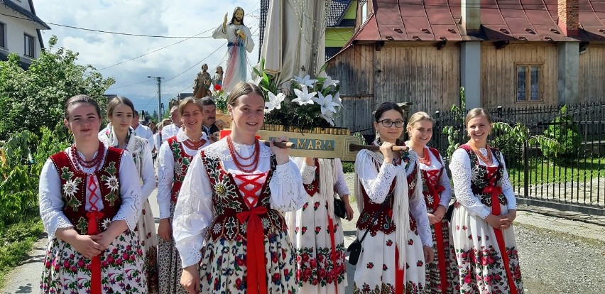 Podhale. Procesje Bożego Ciała po góralsku. Księża i wierni przeszli modląc się przy czterech ołtarzach 