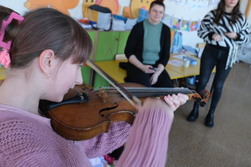 Zajęcia z gry na instrumentach ludowych w czasie ferii zimowych w Miejsko-Gminnym Ośrodku Kultury w Skaryszewie