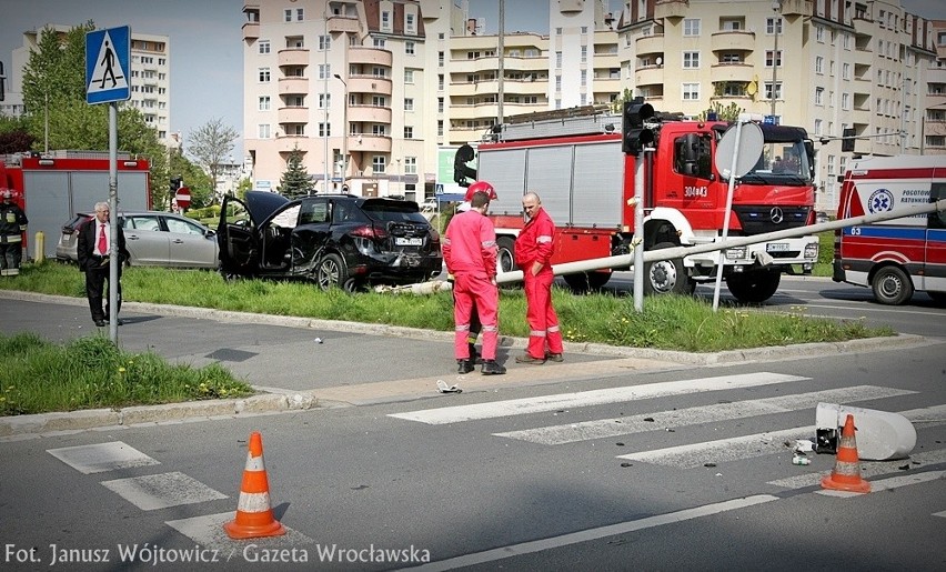 Wrocław: Wypadek Porsche na rondzie Żołnierzy Wyklętych (ZDJĘCIA)