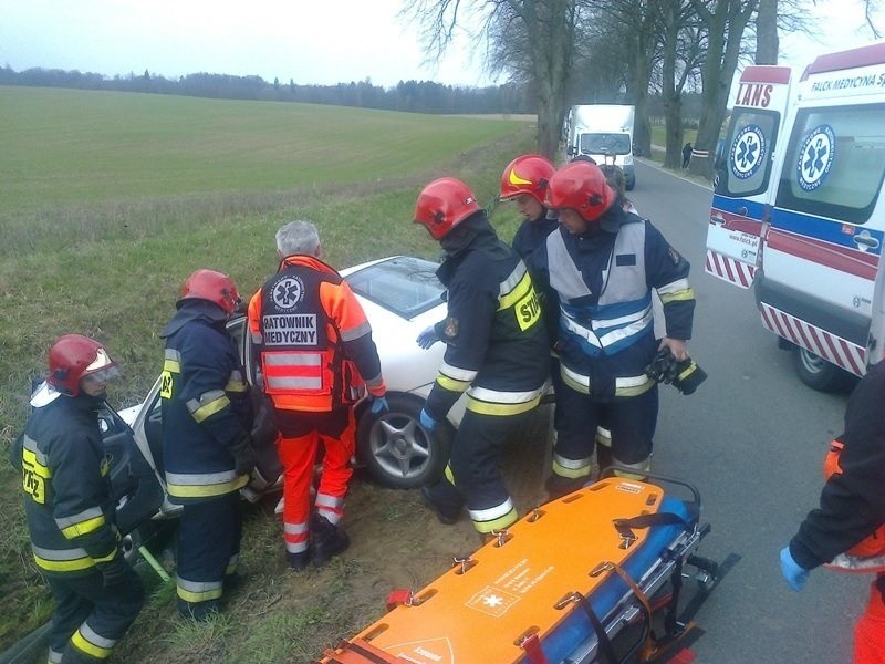 Stawki. 23-latka kierująca mitsubishi wylądowała w rowie. Dwie pasażerki w szpitalu