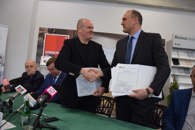 List intencyjny z dyrektorem Kronospanu Krzysztofem Aleksandrowiczem (z lewej) podpisał Peter Kottmann, właściciel niemieckiej firmy BHK Holz- und Kunststoff KG H. Kottmann.