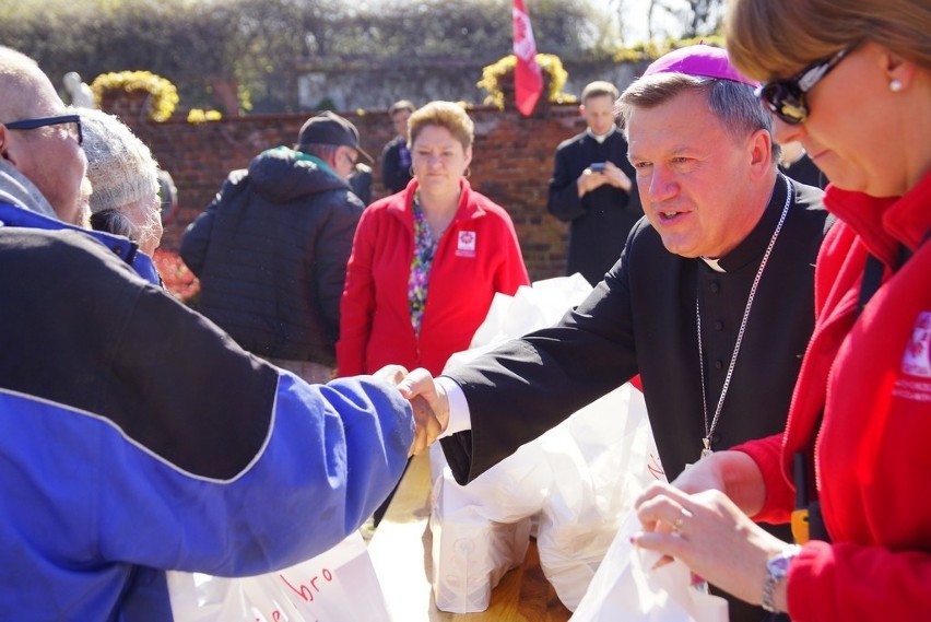 Caritas rozdał świąteczne paczki