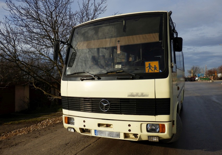 Autobus, którym mieli jechać na wycieczkę uczniowie z Buska...