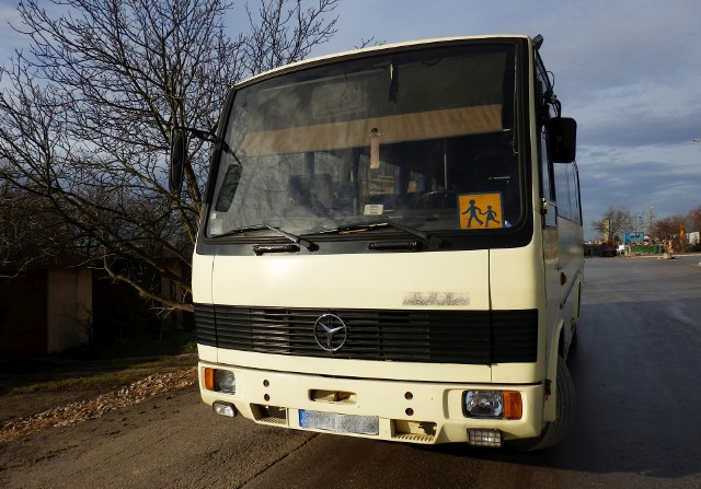 Autobus, którym mieli jechać na wycieczkę uczniowie z Buska był w opłakanym stanie. Szokujące, że na co dzień woził dzieci jako autobus szkolny.