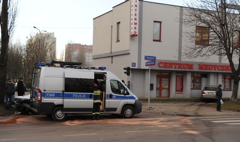 Groźny wypadek na Tatrzańskiej. Ford uderzył w budynek! [zdjęcia]