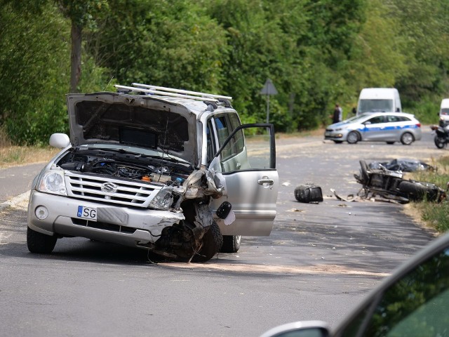 Motocyklista zginął w wypadku na drodze między Bierawą a Grabówką po zderzeniu z osobowym SUV-em suzuki i drugim motocyklem.