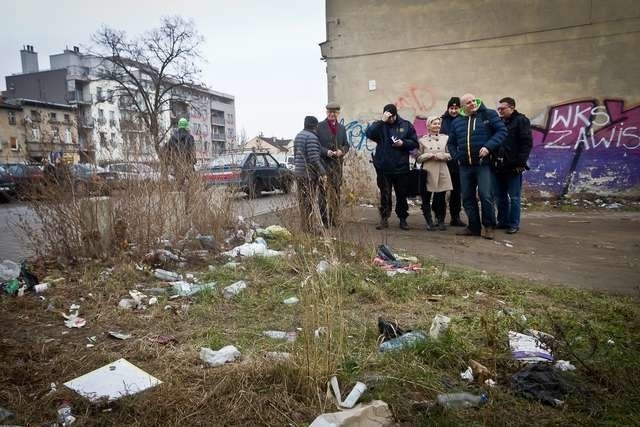 Od początku lutego specjalna grupa strażników miejskich namierzyła 28 właścicieli nieruchomości, którzy w ogóle nie złożyli deklaracji śmieciowych. Na zdjęciu radni osiedla Okole wspólnie ze Strażnikami Miejskim patrolują osiedle