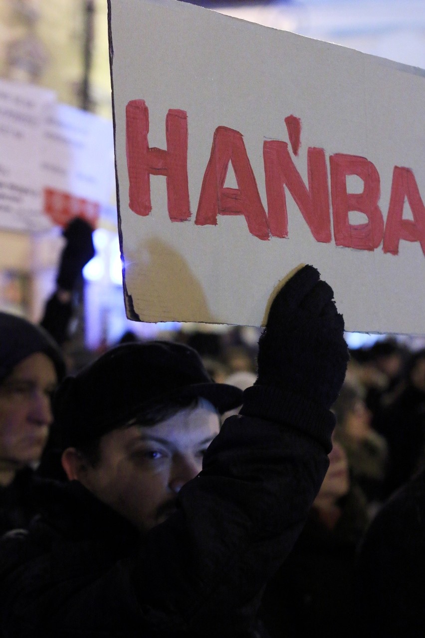 Ogólnopolski Strajk Kobiet. Protesty w Lublinie przed biurem PiS (WIDEO)