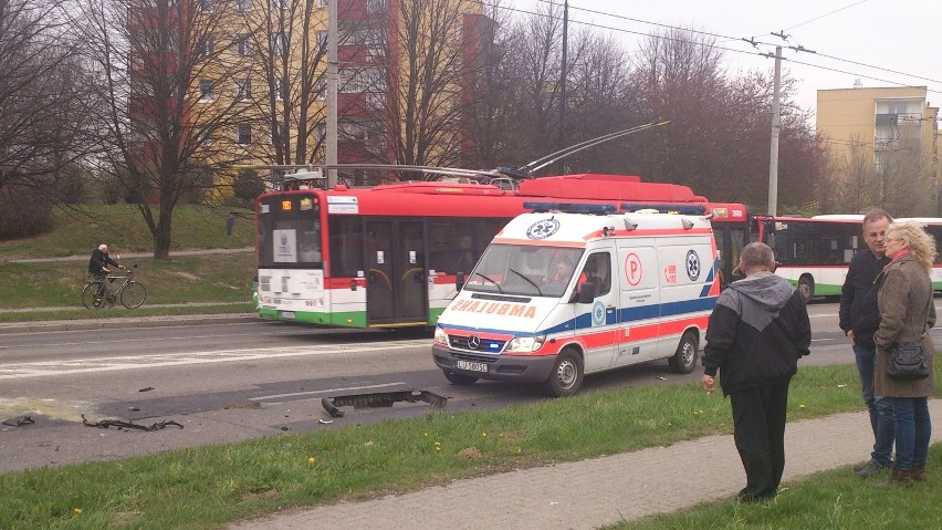 Wypadek na ul. Orkana: Trzy osoby w szpitalu (ZDJĘCIA)