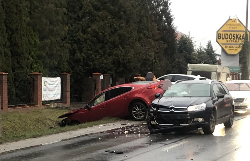 W wyniku zderzenia mercedes znalazł się w rowie przy...