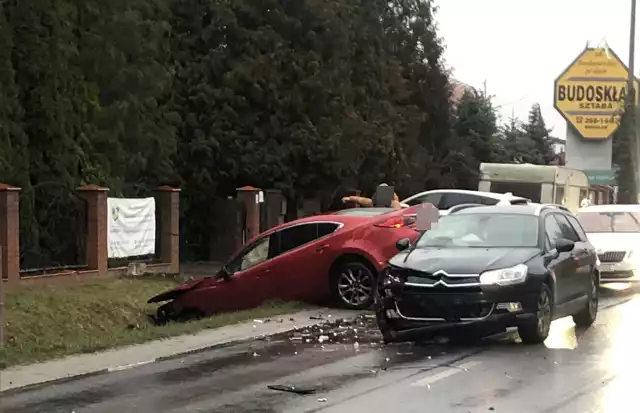 W wyniku zderzenia mercedes znalazł się w rowie przy wjeździe na teren jednej ze znajdujących się tam firm.