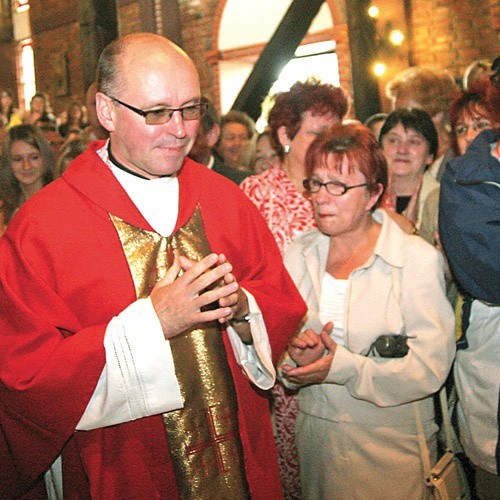 Na pożegnalnej mszy parafianki nie mogły powstrzymać łez. &#8211; Takiego księdza nie da się nie lubić i nie cenić &#8211; mówiło wielu ludzi.