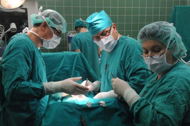 Chirurdzy z opolskiego WCM wykonują więcej zabiegów ratujących życie, niż przewiduje to kontrakt z NFZ.