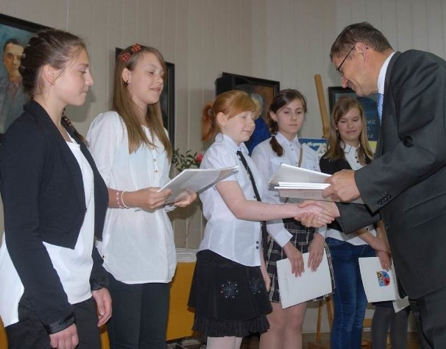 Prezydent Jan Zubowski wręczył listy gratulacyjne na uroczystości w Szkole podstawowej nr 3. Stypendia trafią do najlepszych uczniów na konto.