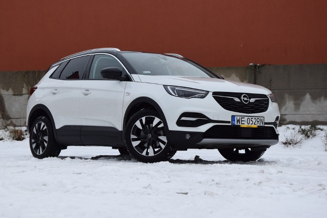 Opel Grandland X 1.2 Turbo 130 KMSilnik 1.2 w kompaktowym crossoverze? Wielu pewnie powie, że to silnik dobry co najwyżej do Corsy, że trzeba być nie lada optymistą, aby wybrać się takim autem z 3-4 osobami i bagażem w daleką podróż. Sprawdziliśmy, czy rzeczywiście jest się czego obawiać. W naszym teście jeździmy Oplem Grandlandem  napędzanym trzycylindrowym silnikiem benzynowym 1.2 z turbodoładowaniem i bezpośrednim wtryskiem paliwa o mocy 130 KM. Auto mierzy 4,48 m długości, do 100km/h przyspiesza w 11,1 s i rozpędza się do 188km/h.fot. Marcin Rejmer