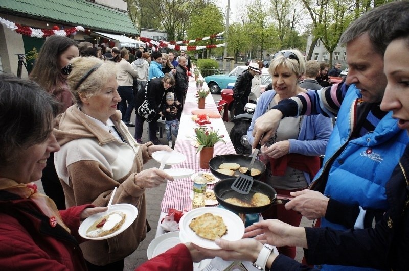 Poznań: Sąsiedzki piknik przy Marcelińskiej. Kawa i ciastka na ulicy [ZDJĘCIA, FILM]