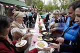 Poznań: Sąsiedzki piknik przy Marcelińskiej. Kawa i ciastka na ulicy [ZDJĘCIA, FILM]