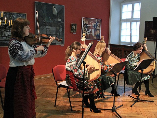 Kwartet bandurzystek z Ukrainy wystąpił w ramach festiwalu "Probaltica" w grudziądzkim muzeum. Zagrały: Oksana Kolomiyets, Lesia Nikitina, Iryna Hryhorchuk,  Olesia Kushnir.