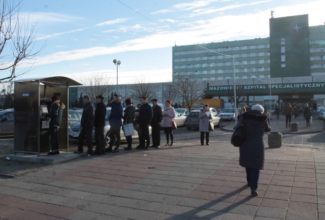 W poniedziałek przy jednej z kas automatycznych na parkingu szpitala na Józefowie w Radomiu tworzyły się spore kolejki. Druga kasa w przedsionku szpitala... nie działała. 