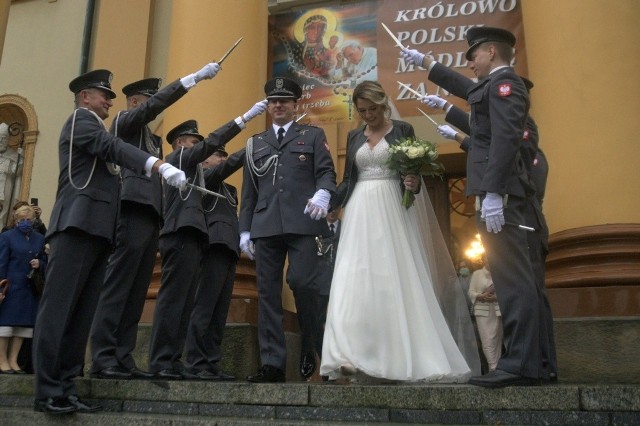 Ślub odbył się w sobotę w radomskim kościele garnizonowym. Młodej Parze towarzyszyła asysta honorowa polskich lotników.
