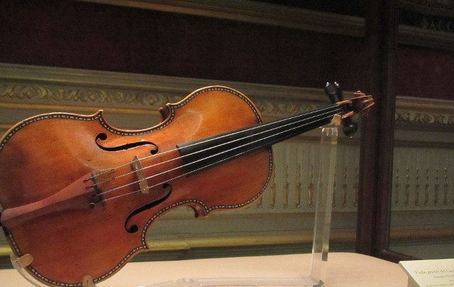 Skrzypce wykonane przez włoskiego lutnika Antonio Stradivariego (Antoniusa Stradivariusa, 1643-1737) uznawane są za arcydzieła sztuki lutniczej wszechczasów